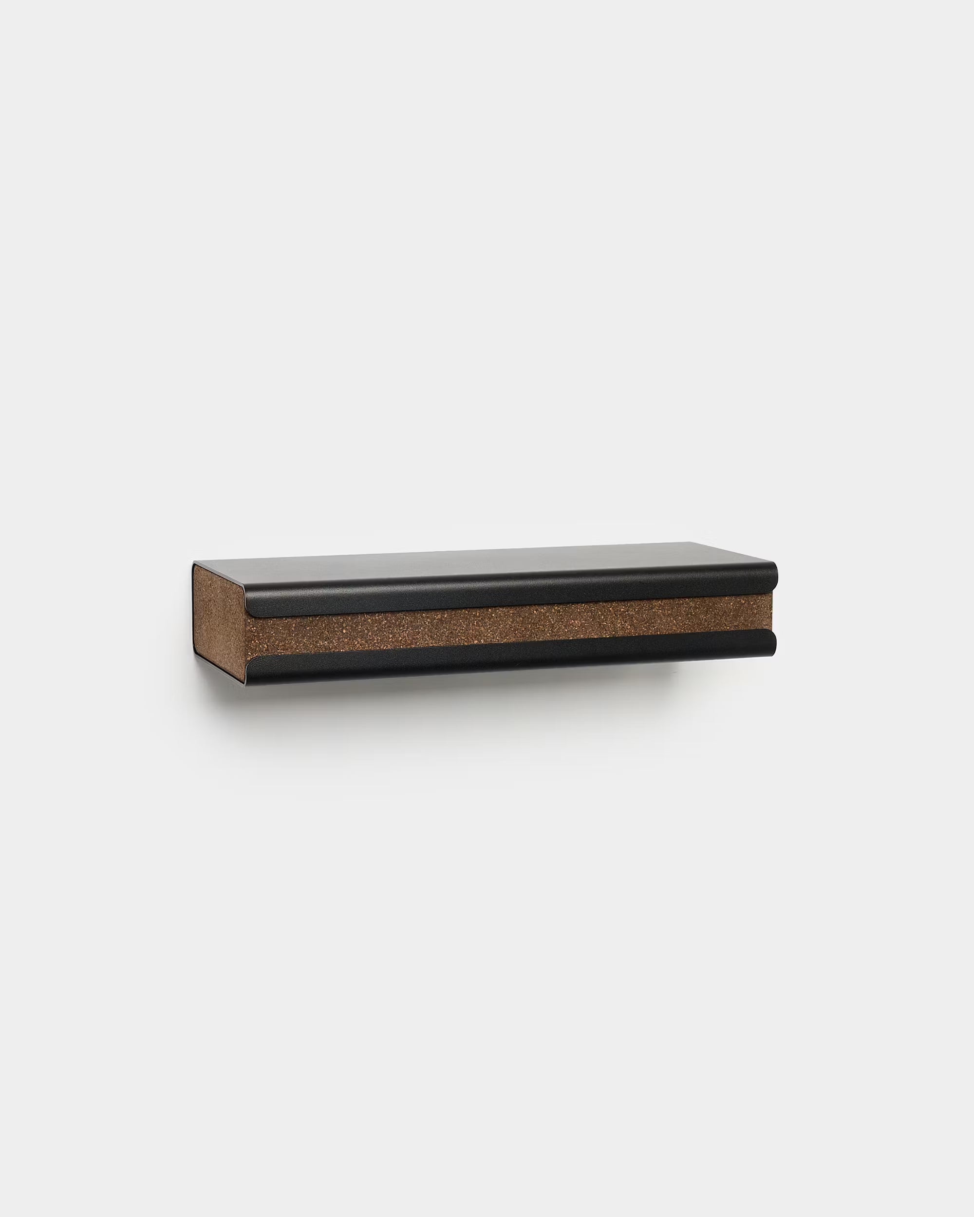 Étagère murale flottante minimaliste WoodUpp CREATE en black avec détail en liège, conçue comme accessoire pour Akupanel, présentée montée sur un fond blanc.